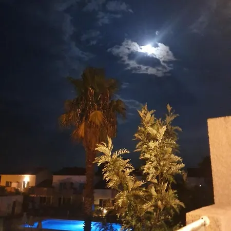Superbe En Avec Piscine Proche Apartmán *